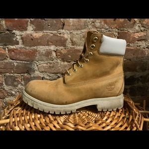 Timberland 6” Boot Wheat/White Nubuck Size 7.5 M